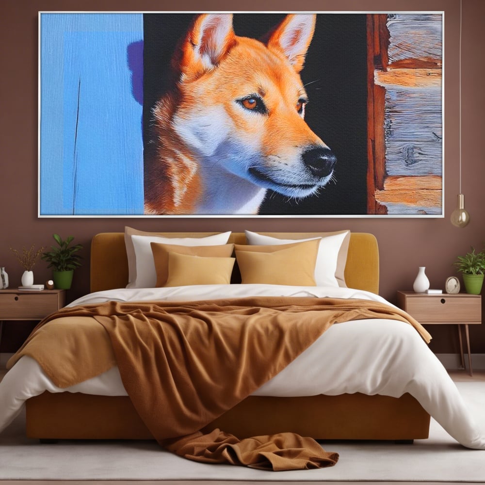 Tablou canvas cu tablou canvas cu portret de caine shiba, in rama de aluminiu argintiu, pe perete intr-un dormitor